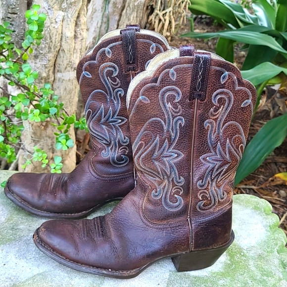 Ariat Shoes - Ariat dark brown leather stitched size 9.5 cowboy boots